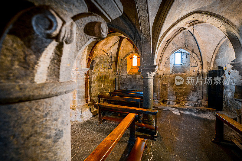 中世纪维特博的圣安德里亚教堂内暗藏的地窖一瞥