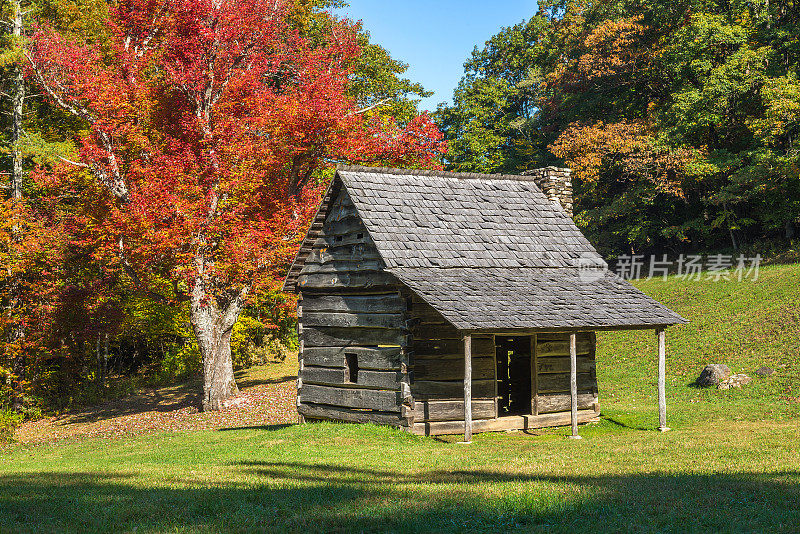 乡村小木屋，山中的秋天
