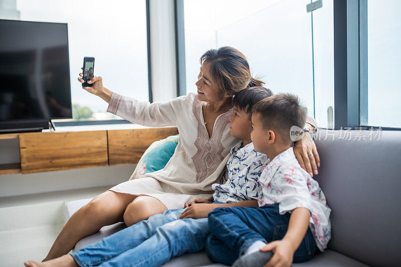 泰国家庭在日常生活中使用科技。selfies。