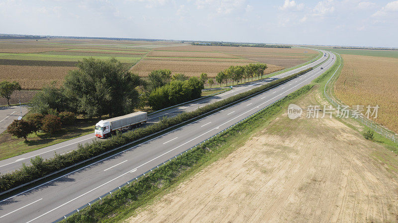 无人机俯瞰高速公路上的卡车