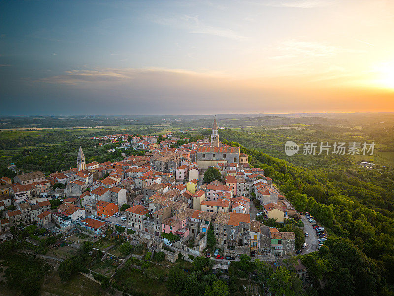 历史古城山顶上的夕阳，鸟瞰