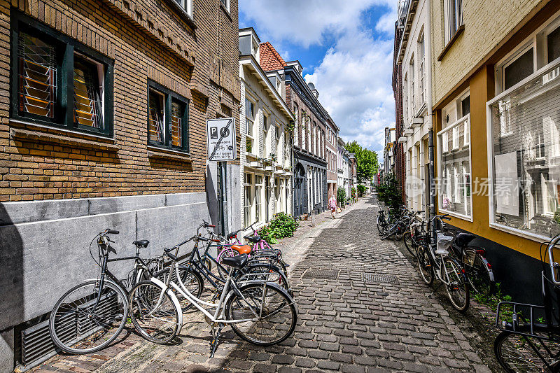 荷兰奈梅亨中心，停在街上的自行车