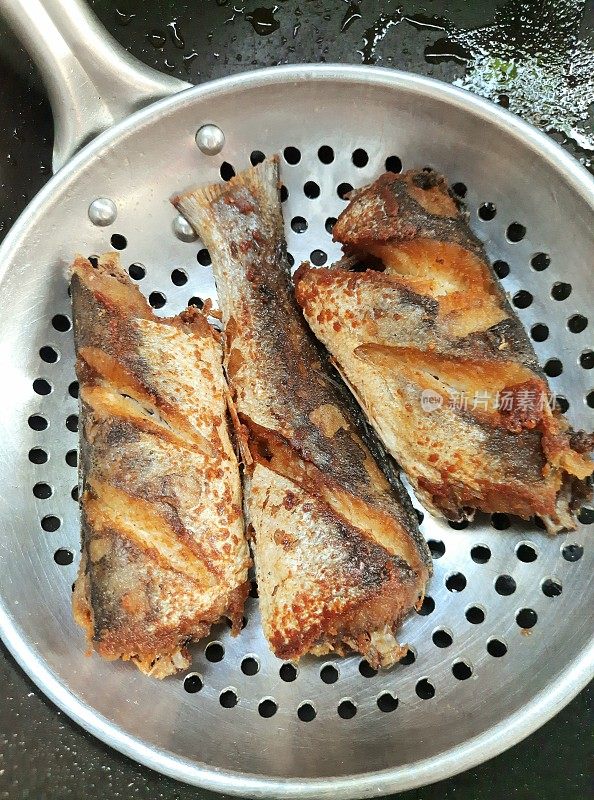 烹煮炸鱼-食品准备。