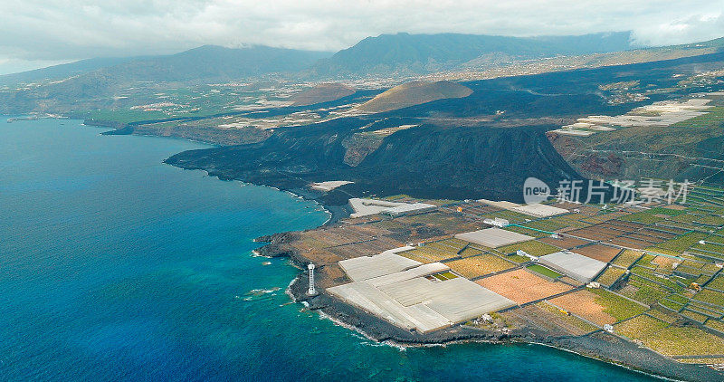 从拉帕尔马康伯雷Vieja最后一次火山爆发的海岸熔岩流的鸟瞰图。加那利群岛