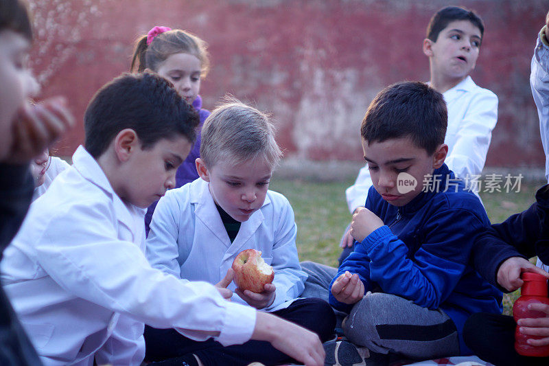 孩子们在校园吃水果