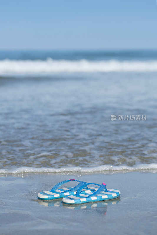 夏天沙滩上的女式拖鞋