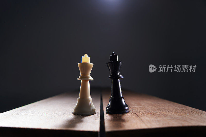 黑色背景上的黑白棋子