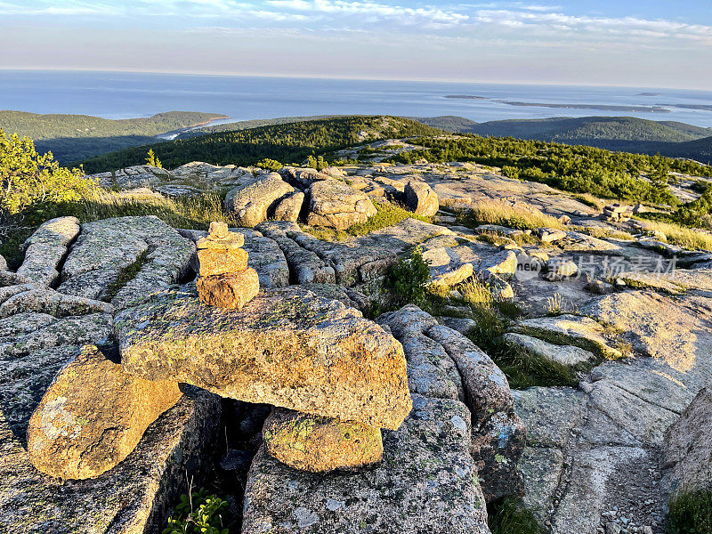 在阿卡迪亚国家公园里，有许多为徒步旅行者提供向导的石堆，其中一个石堆的顶部是堆叠的岩石