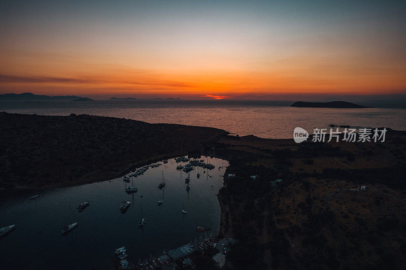 土耳其博德鲁姆的夜晚鸟瞰图Gümüşlük海湾