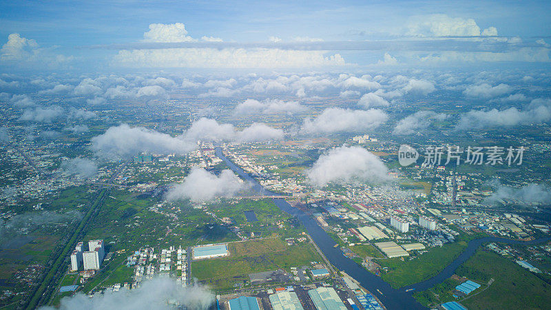 无人机查看小曲径街道和道路在一个小城镇的居民区附近的大城市在越南与云和天空。