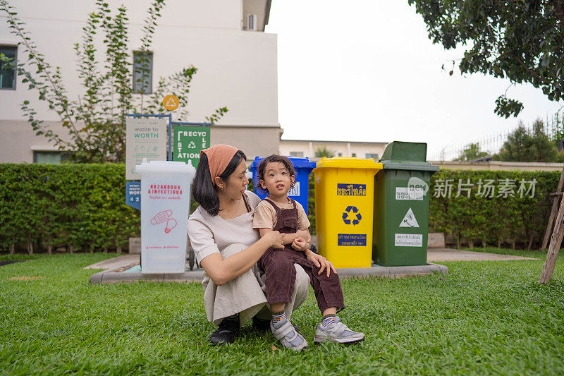 亚洲妈妈教他的儿子如何分类垃圾。