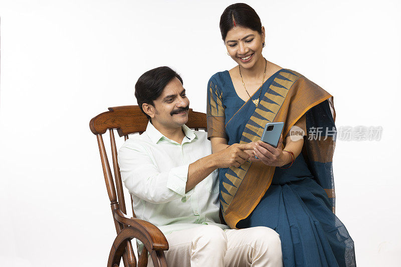 印度夫妇用手机拍照