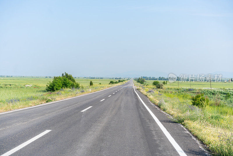 一条长长的路一直延伸到远处的地平线