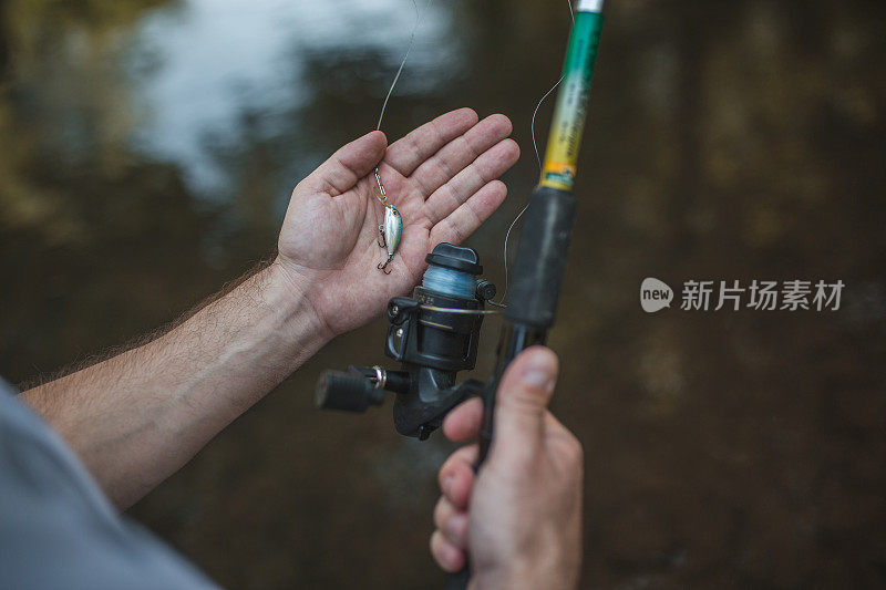 拿着钓竿和鱼钩的渔夫