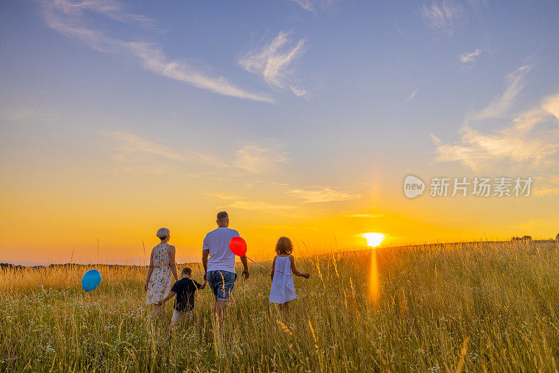 一家人一起散步，在草地上探索天空