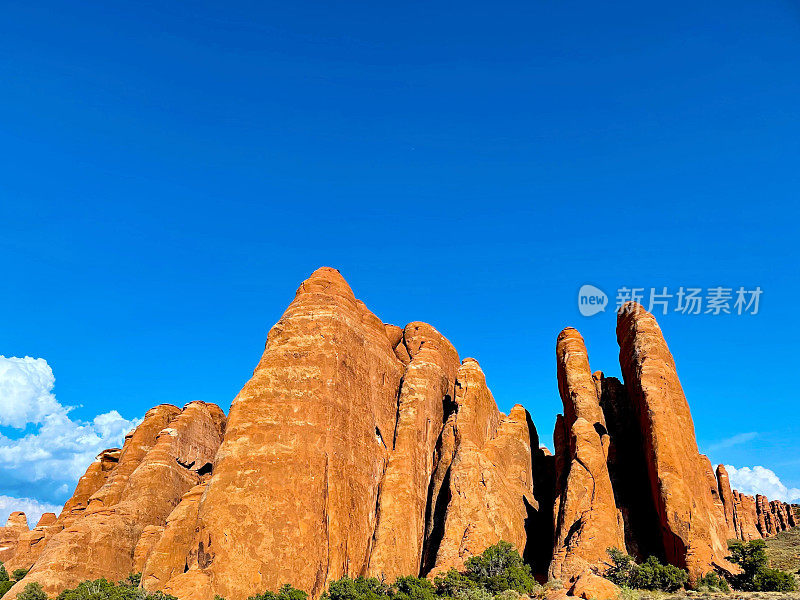 阳光沐浴砂岩岩层，拱门国家公园，犹他州(美国)