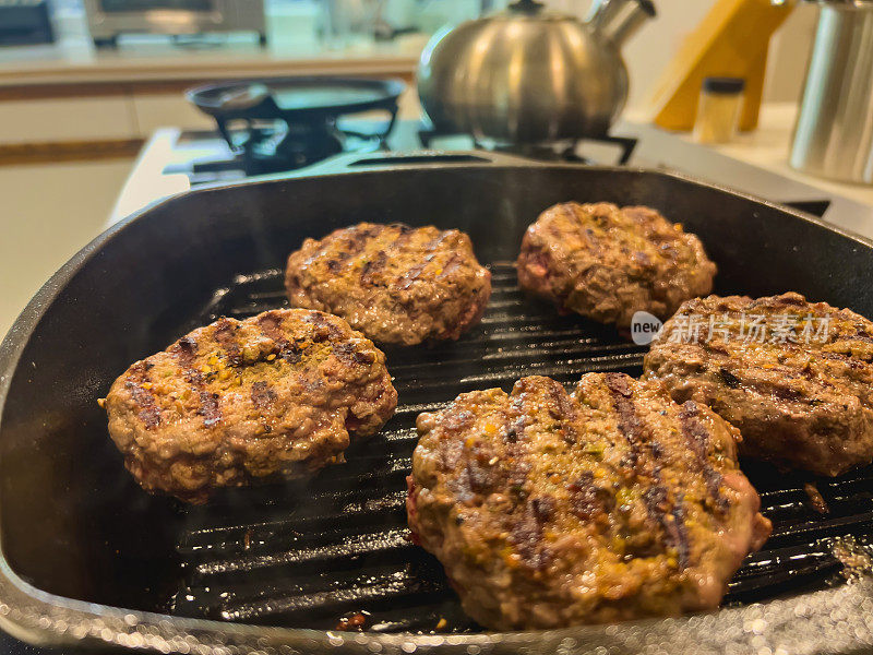 铸铁烹饪美味鹿肉野生野味鹿肉鹿汉堡照片系列