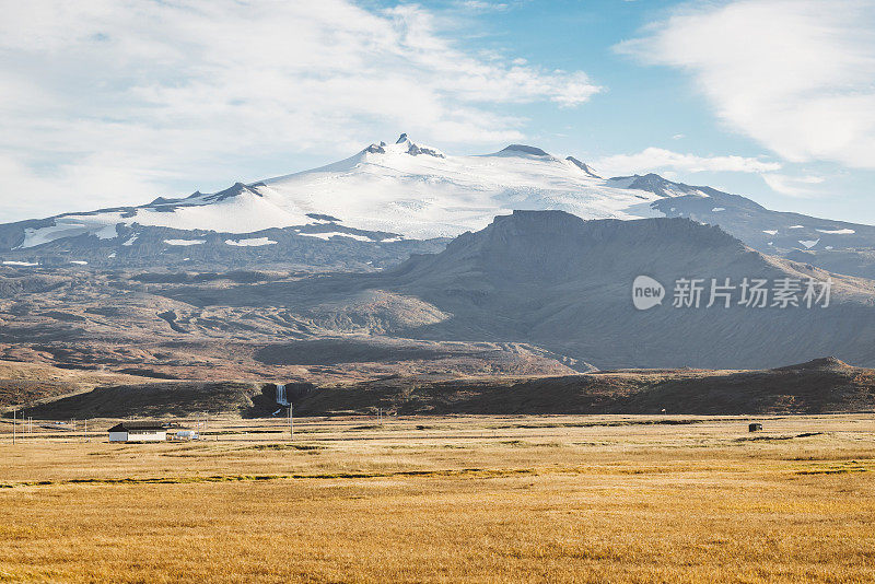 雪山火山峰顶。冰岛火山景观与白色冰川帽