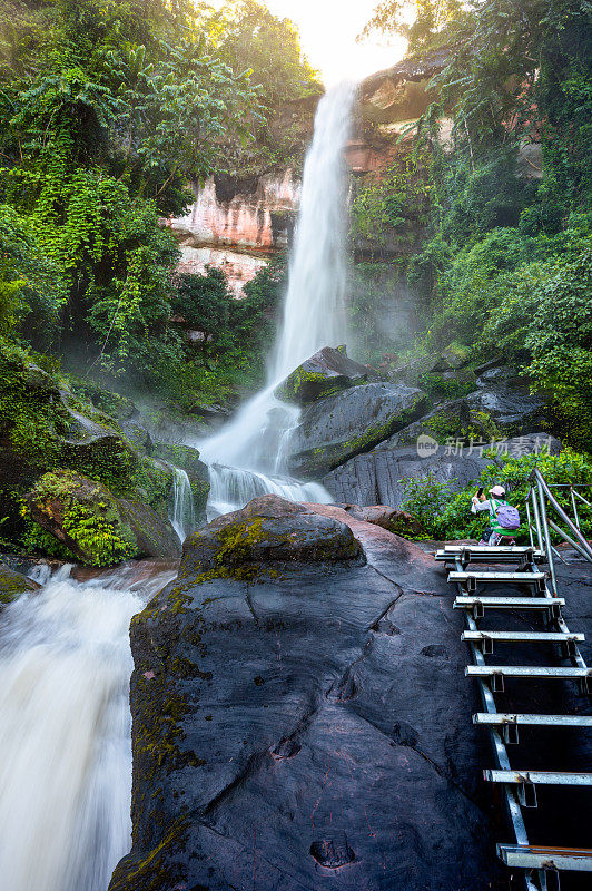 美丽的达佛瀑布起源于富朗卡山脉，这条步道位于斯里兰卡国家公园，游览纳基洞和富兰卡山峰。