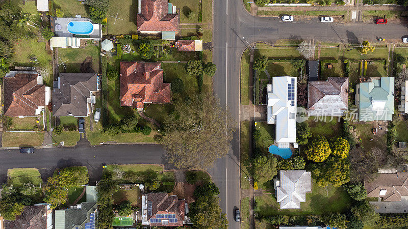 郊区街道和房屋的鸟瞰图