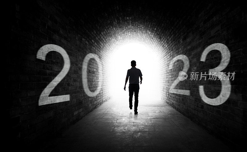 步入2023年新年的男子后视图