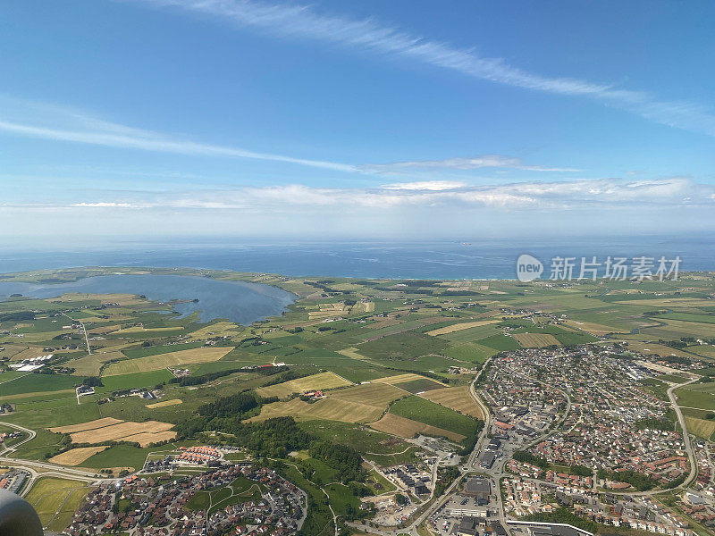 挪威斯塔万格市的鸟瞰图。海滩海岸线，有人居住的岛屿，农业用地和城市中心建筑都可以看到