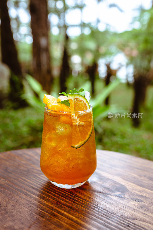 鸡尾酒桃冰茶配橙汁，柠檬草饮杯高分辨率库存照片