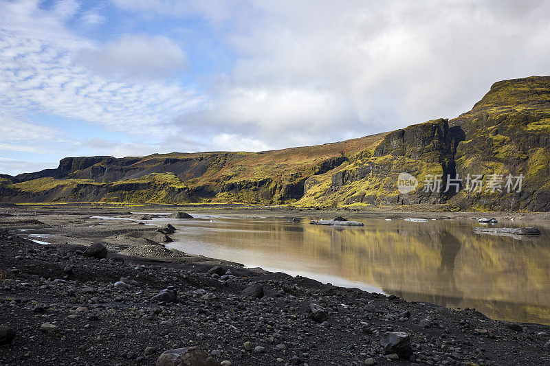 Sólheimajökull冰岛南部的冰川泻湖和山脉