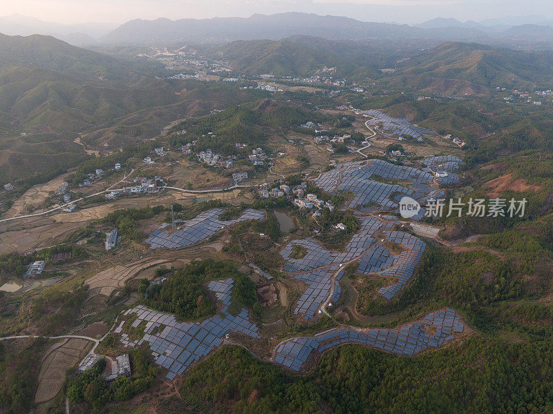 黎明时分的村太阳能发电站