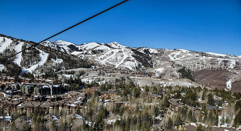 从滑雪缆车上俯瞰鹿谷滑雪场和住宿。