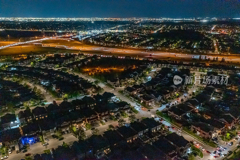 维多利亚白天夜晚的空中城市景观，沃恩，安大略省