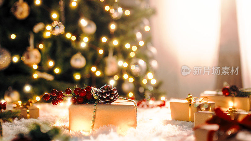白色地毯上靠树的圣诞gif盒子