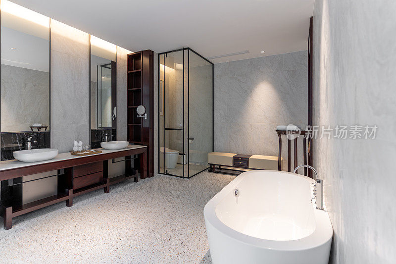 简洁、宽敞、明亮的浴室