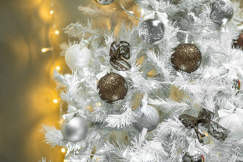 白色圣诞三用球和灯装饰