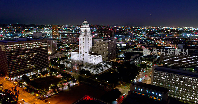 洛杉矶市中心的市政厅和政府大楼夜景