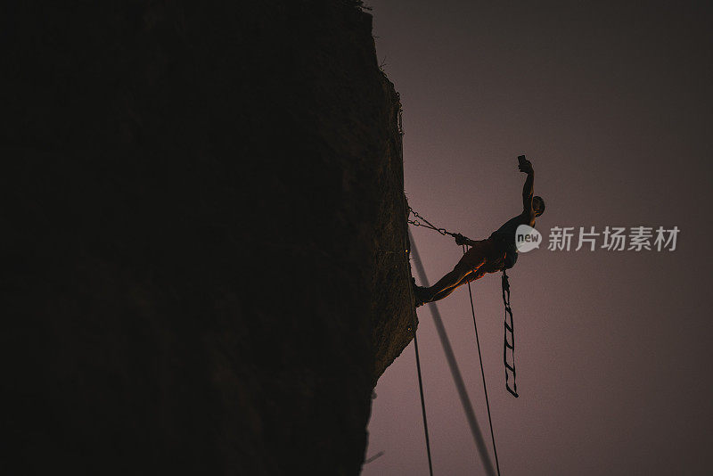 攀岩者挂在绳索上自拍
