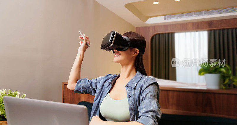 女性佩戴虚拟现实眼镜