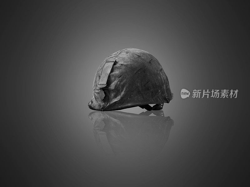退伍军人头盔，迷彩服，灰色背景上的徽章。黑白图片