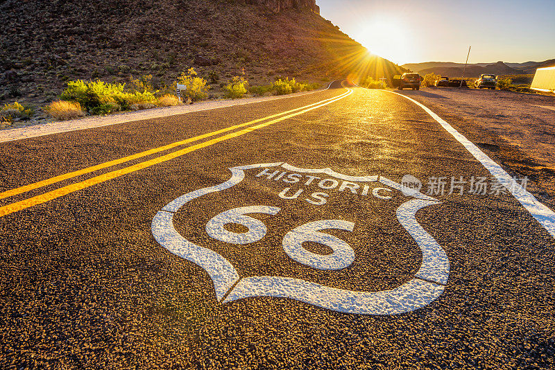 莫哈韦沙漠历史悠久的66号公路上的街道标志