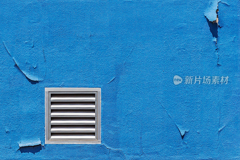 旧蓝色混凝土墙上的排气口