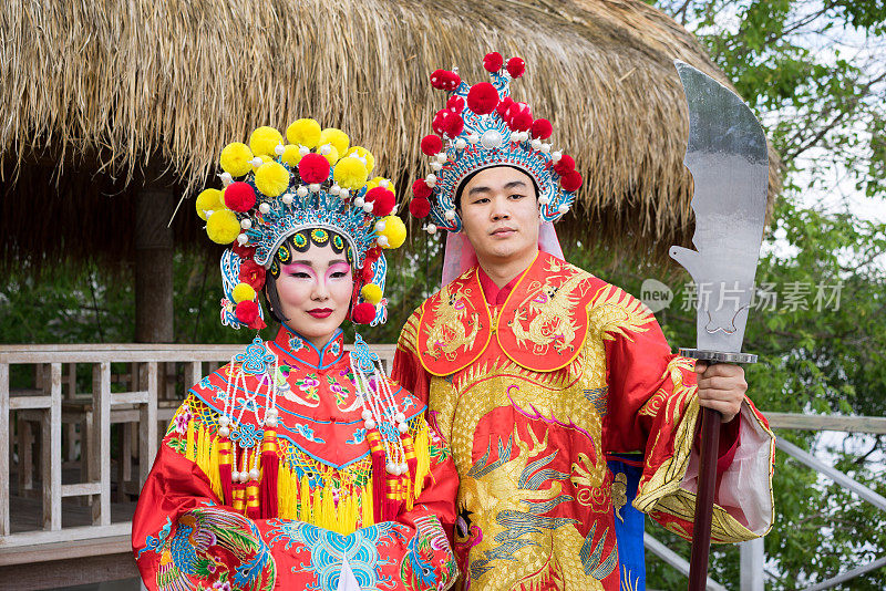 亚洲男人和女人穿着传统的红色中国服装