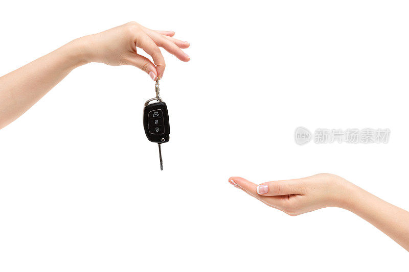 女手把车钥匙递给另一只手。
