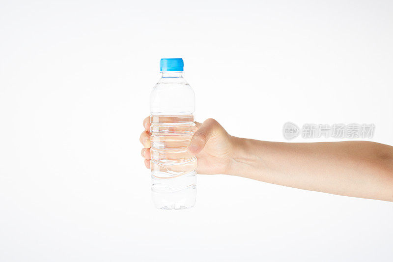 手里有一个带水的塑料瓶吗