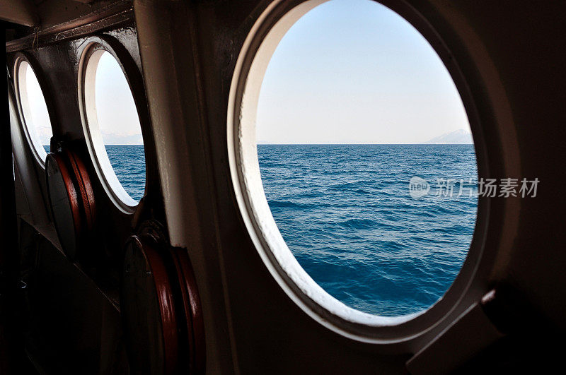 打开船的舷窗，近距离观察大海