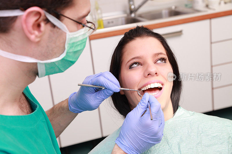 牙医正在检查病人的牙齿