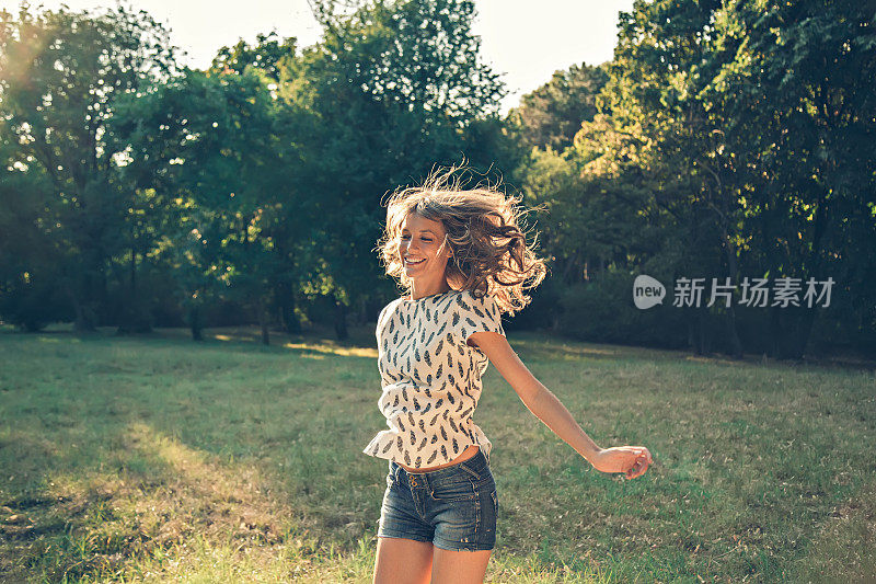 女孩在公园里跳