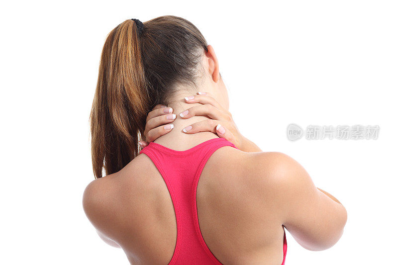 一位颈部疼痛的健身女性的后视图