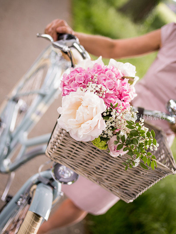 篮子里放着花的老式自行车