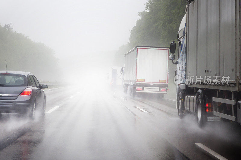 公路上下着大雨