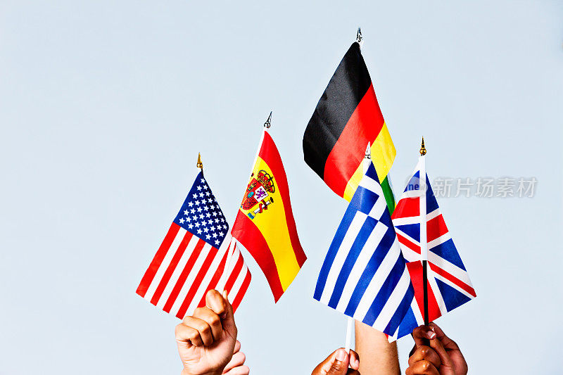 美国、西班牙、德国、希腊和英国的国旗正在飘扬